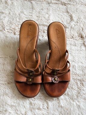 🤎 Vintage Clarks Genuine Leather Sandals Western Boho Charm Wedge Low Heels Y2K
